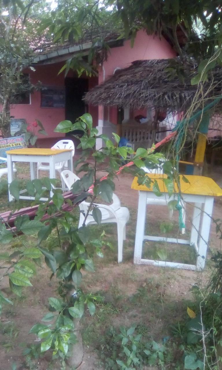 Thevindu Guest & Redmud Resturent Banduramulla Bagian luar foto