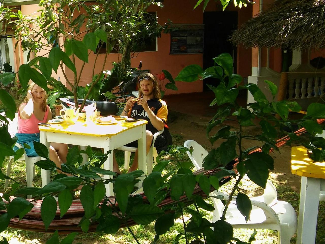 Thevindu Guest & Redmud Resturent Banduramulla Bagian luar foto