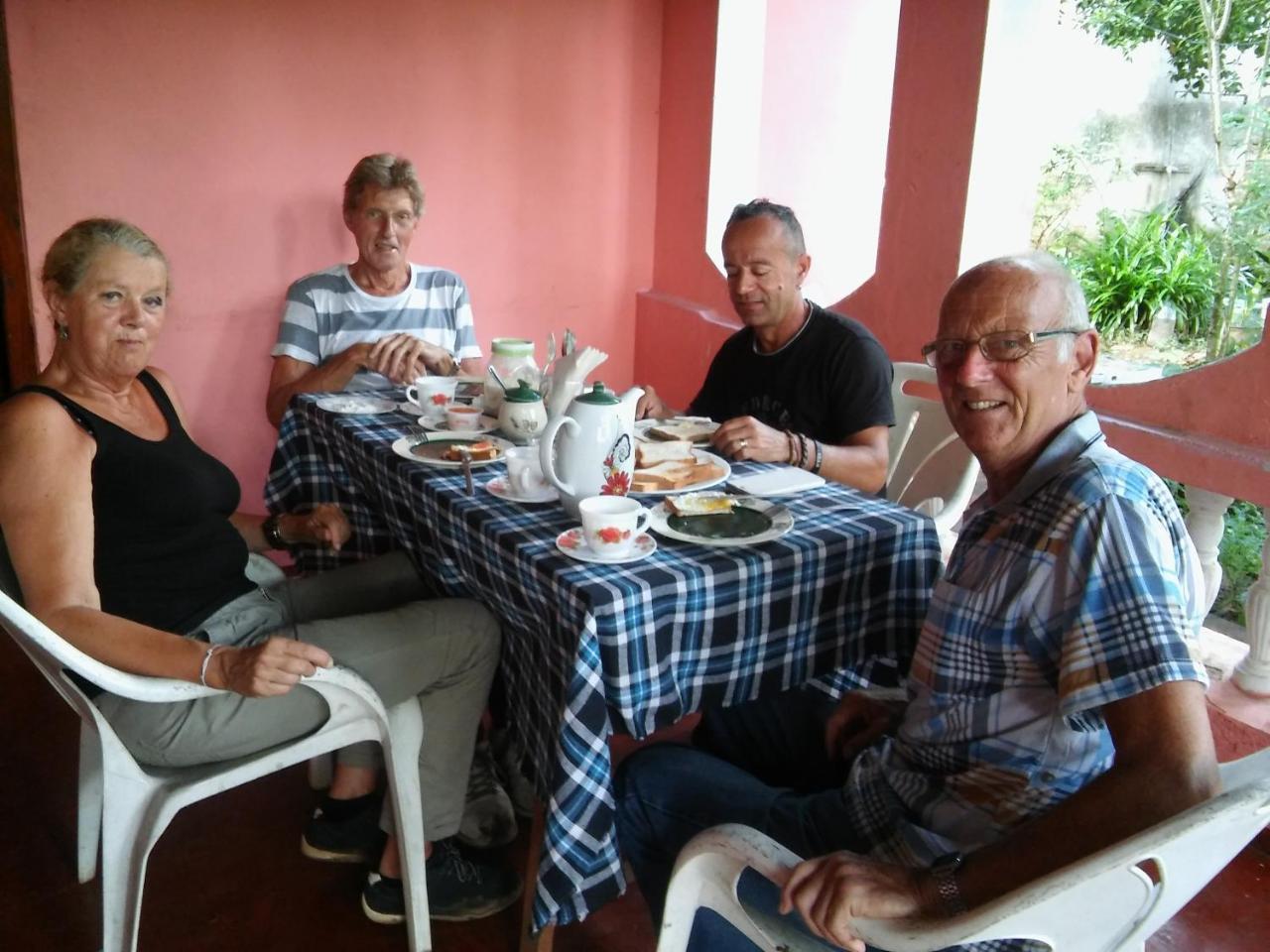 Thevindu Guest & Redmud Resturent Banduramulla Bagian luar foto