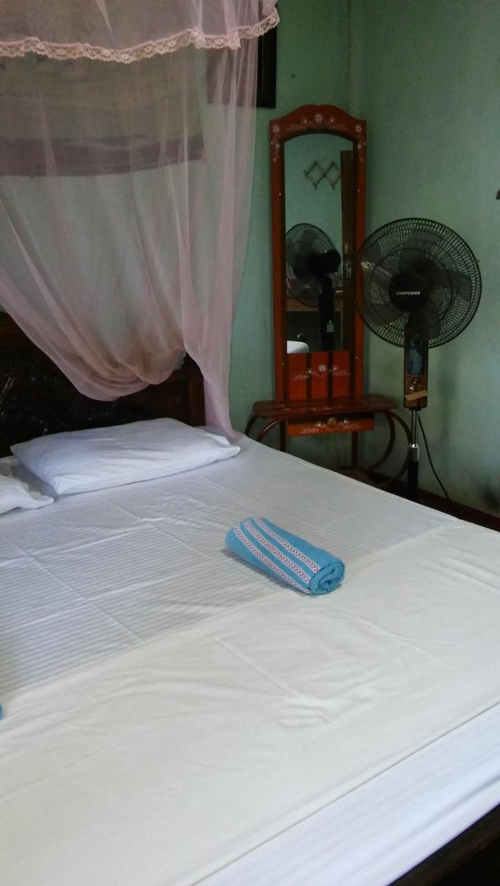 Thevindu Guest & Redmud Resturent Banduramulla Bagian luar foto