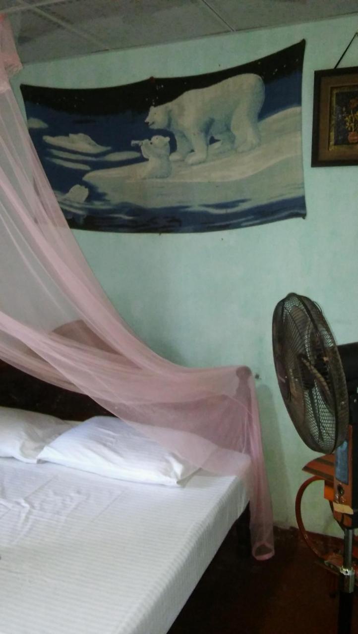 Thevindu Guest & Redmud Resturent Banduramulla Bagian luar foto