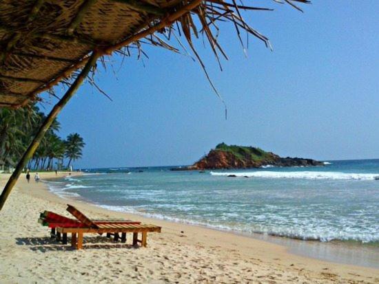 Thevindu Guest & Redmud Resturent Banduramulla Bagian luar foto