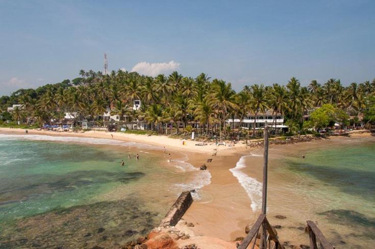 Thevindu Guest & Redmud Resturent Banduramulla Bagian luar foto