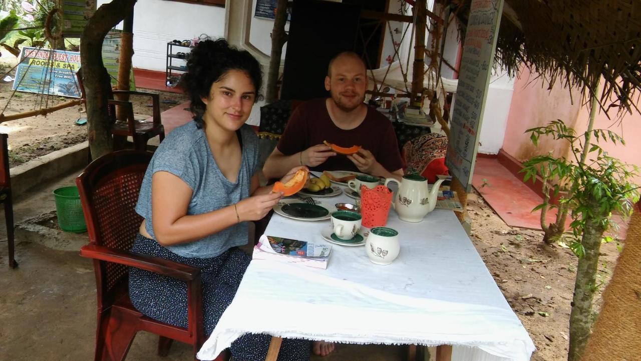 Thevindu Guest & Redmud Resturent Banduramulla Bagian luar foto
