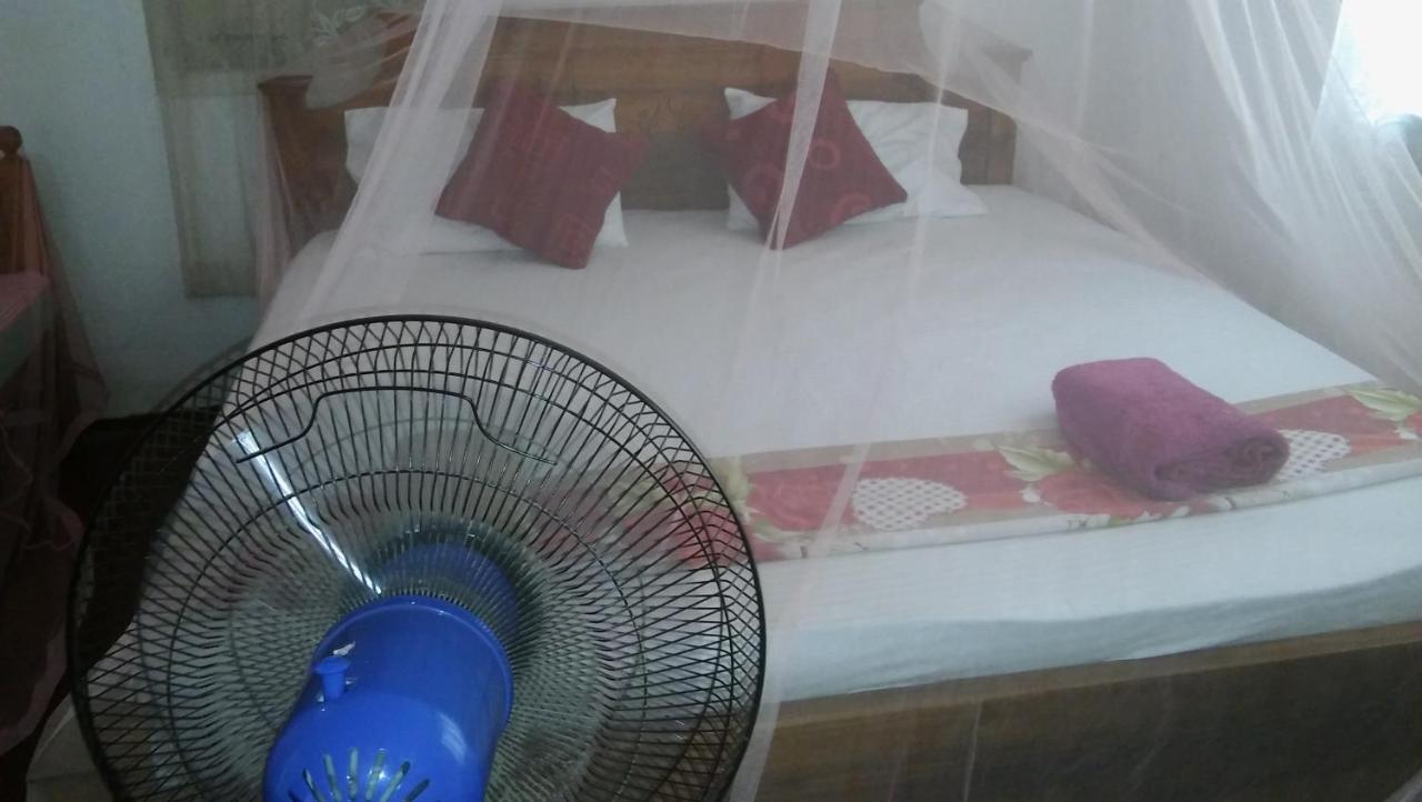 Thevindu Guest & Redmud Resturent Banduramulla Bagian luar foto