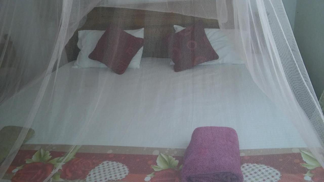Thevindu Guest & Redmud Resturent Banduramulla Bagian luar foto