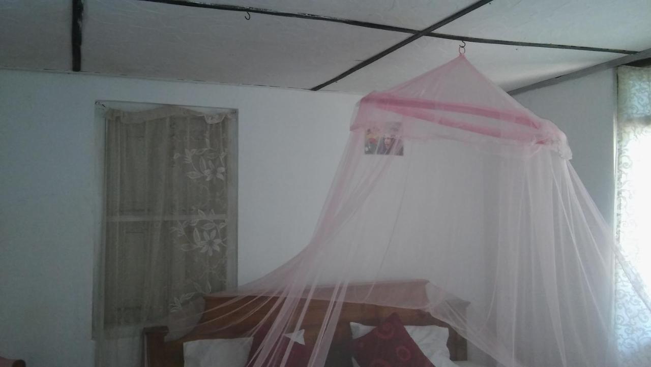 Thevindu Guest & Redmud Resturent Banduramulla Bagian luar foto