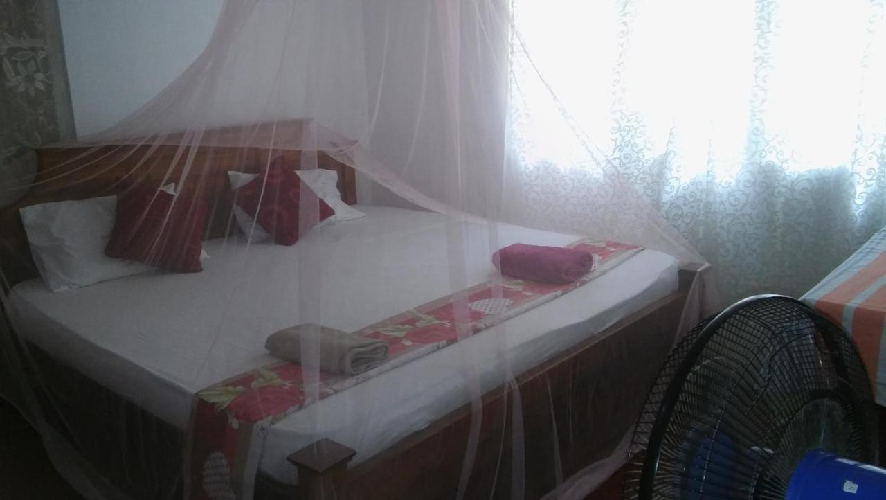 Thevindu Guest & Redmud Resturent Banduramulla Bagian luar foto