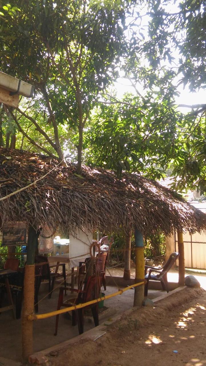 Thevindu Guest & Redmud Resturent Banduramulla Bagian luar foto