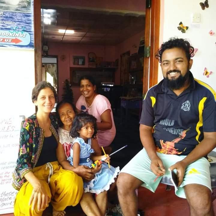 Thevindu Guest & Redmud Resturent Banduramulla Bagian luar foto