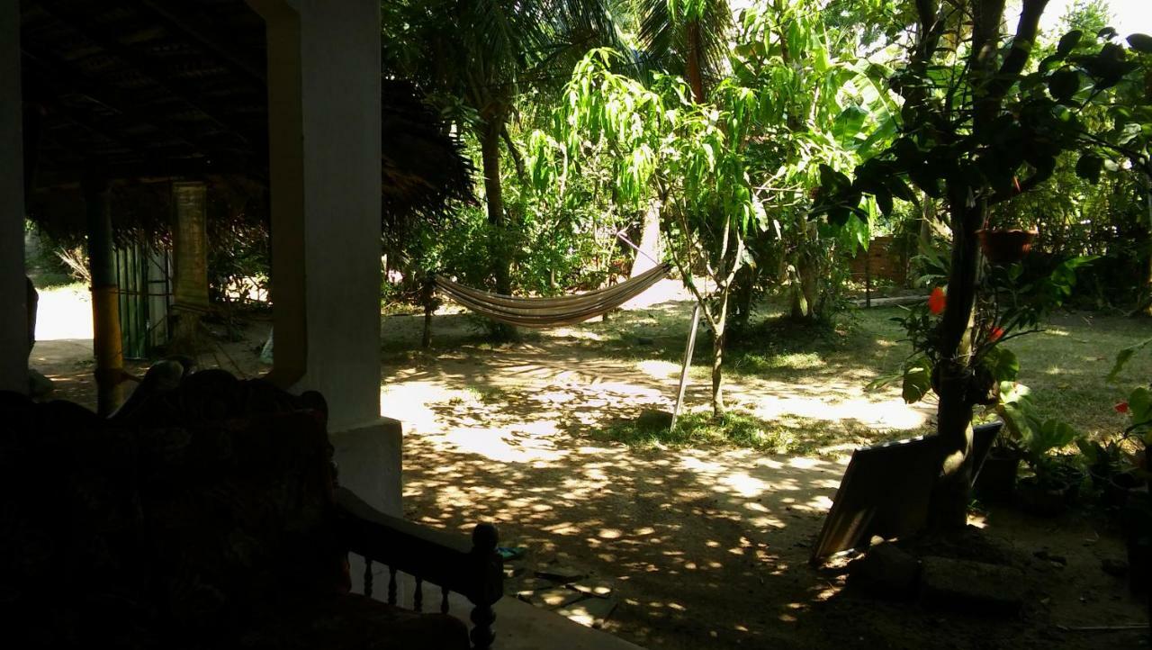 Thevindu Guest & Redmud Resturent Banduramulla Bagian luar foto