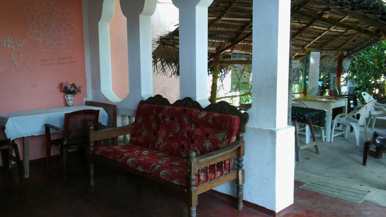 Thevindu Guest & Redmud Resturent Banduramulla Bagian luar foto