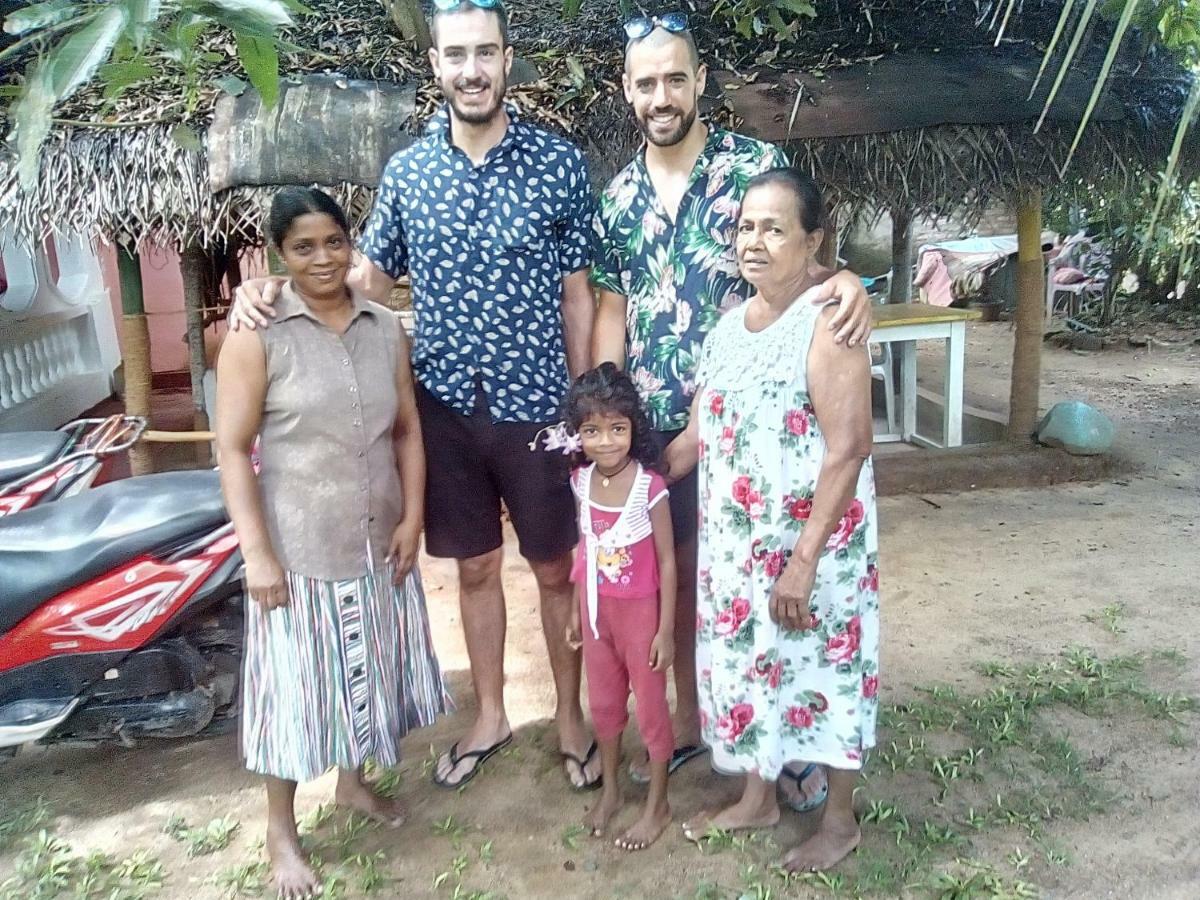 Thevindu Guest & Redmud Resturent Banduramulla Bagian luar foto