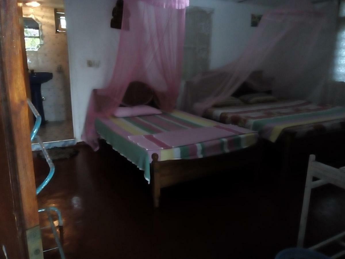 Thevindu Guest & Redmud Resturent Banduramulla Bagian luar foto