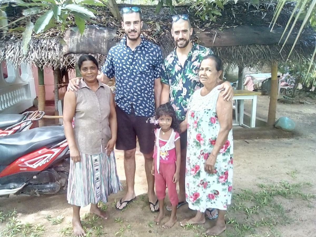 Thevindu Guest & Redmud Resturent Banduramulla Bagian luar foto