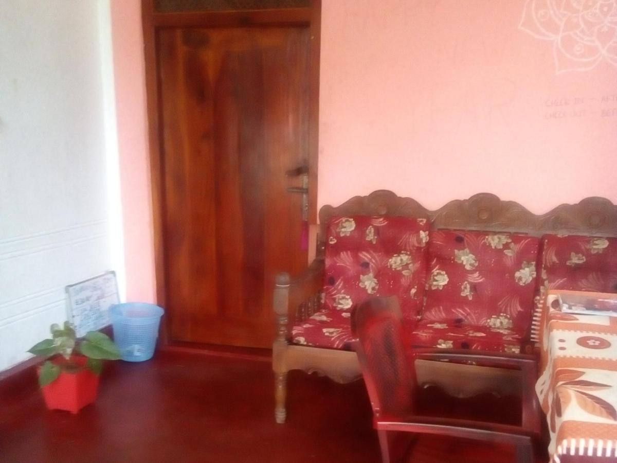 Thevindu Guest & Redmud Resturent Banduramulla Bagian luar foto