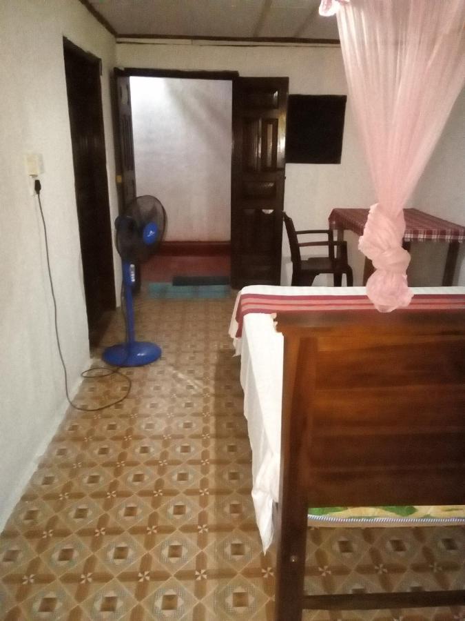 Thevindu Guest & Redmud Resturent Banduramulla Bagian luar foto