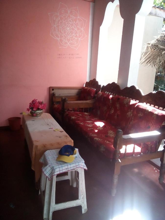 Thevindu Guest & Redmud Resturent Banduramulla Bagian luar foto