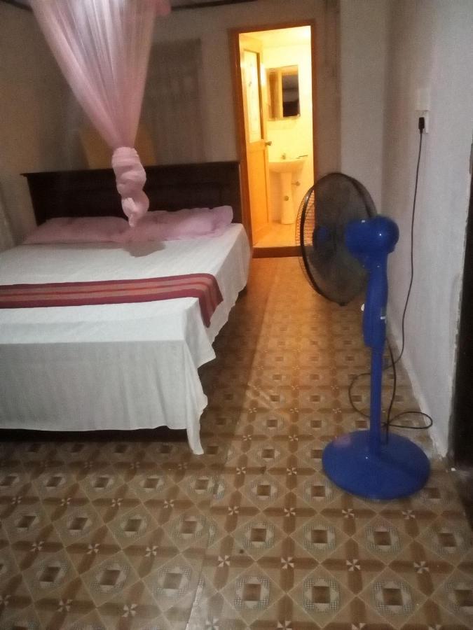 Thevindu Guest & Redmud Resturent Banduramulla Bagian luar foto