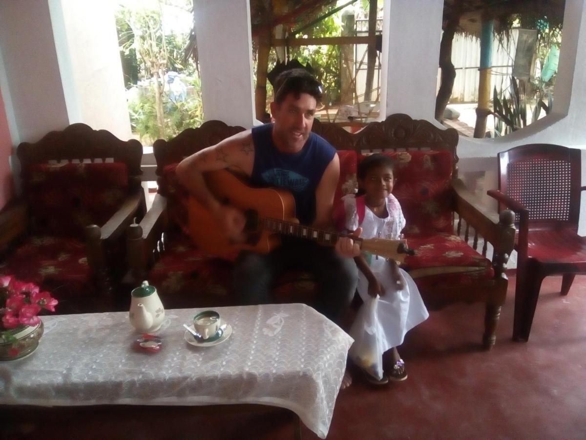 Thevindu Guest & Redmud Resturent Banduramulla Bagian luar foto