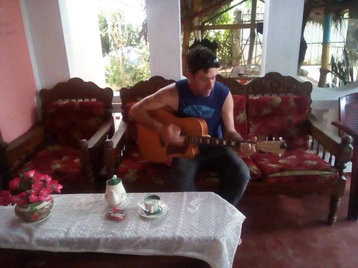 Thevindu Guest & Redmud Resturent Banduramulla Bagian luar foto