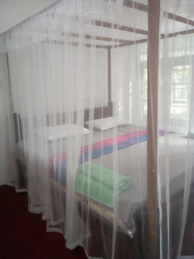 Thevindu Guest & Redmud Resturent Banduramulla Bagian luar foto